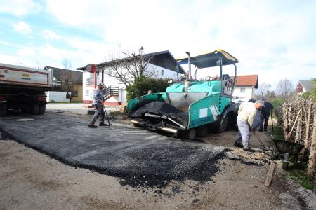 ASFALTIRANJE CESTE BEGUNJE 03 FOTO LJUBO VUKELIČ